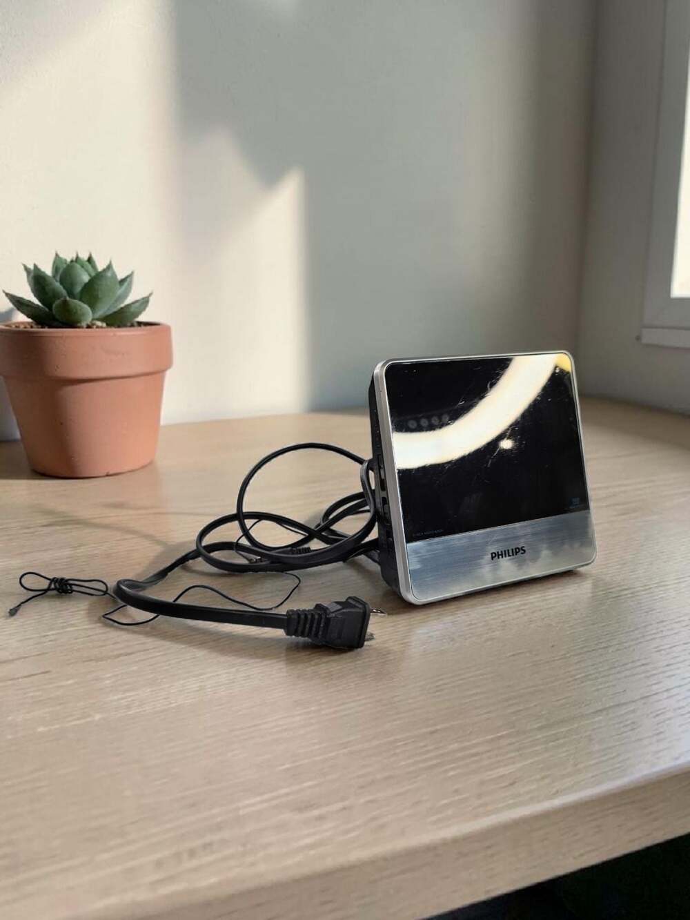 Philips AJ3231 Mirror Finish Dual Digital Alarm Clock with AM/FM Radio and AUX
